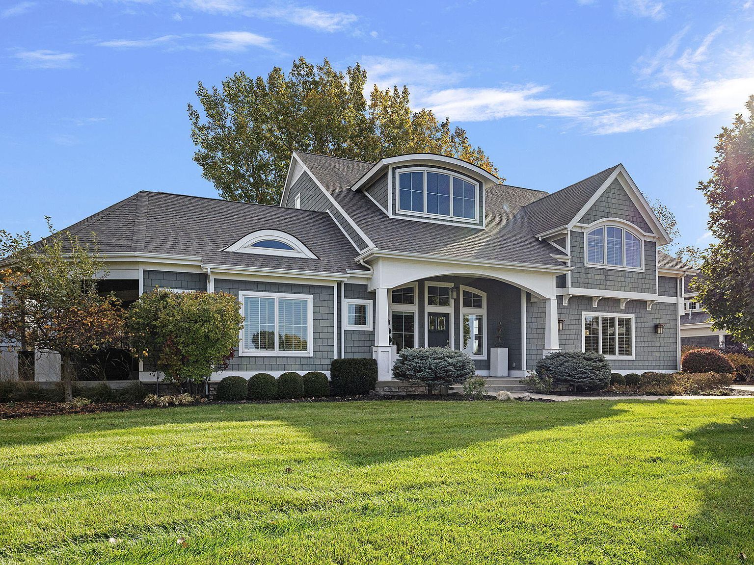 565 Golden Bear Ct Saint Joseph, MI 49085 - Thumbnail 2