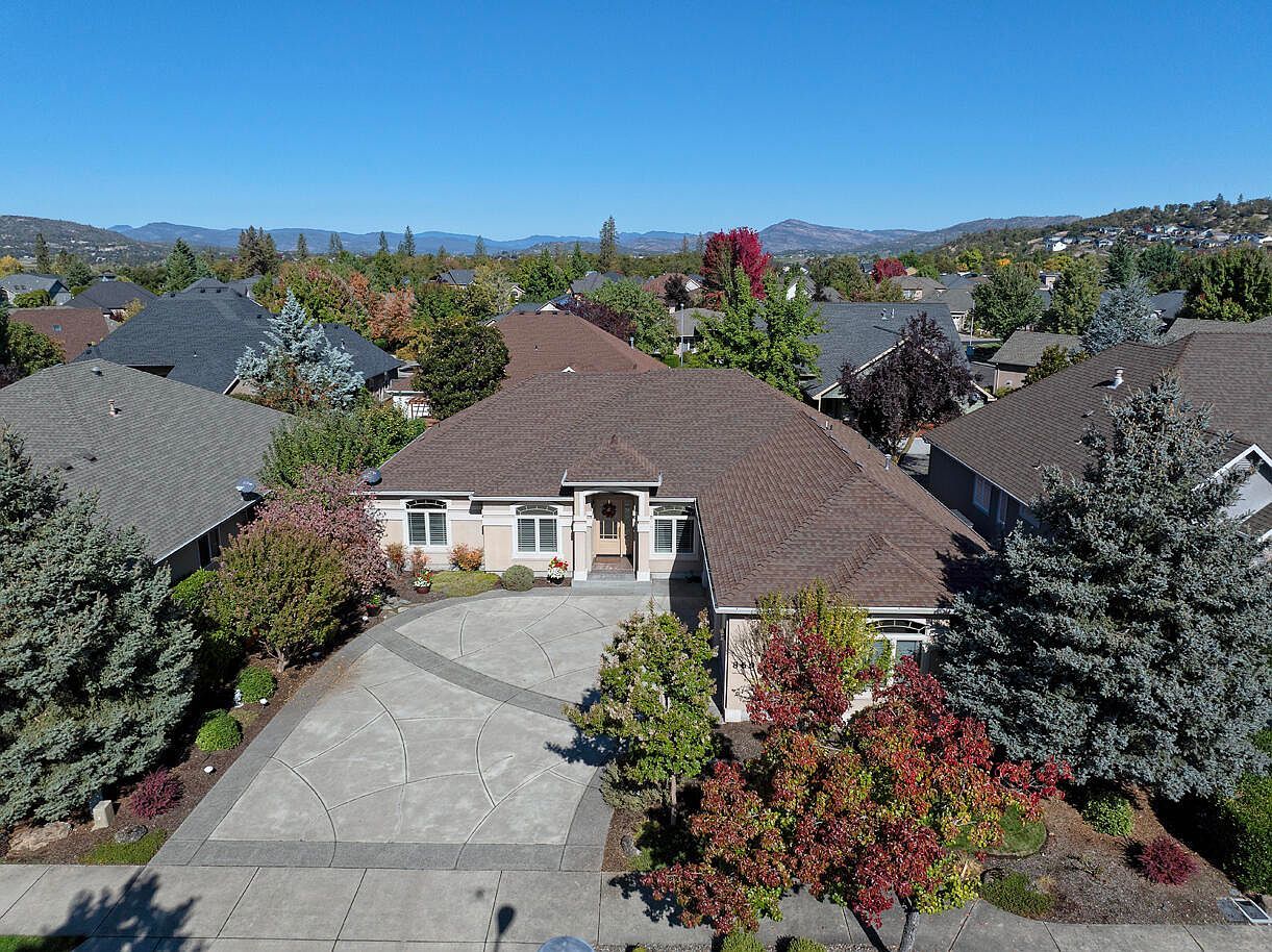 869 Saint Andrews Way Eagle Pt, OR 97524 - Thumbnail 2