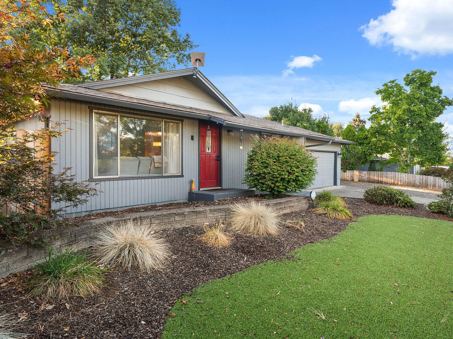 2587 Hawaiian Ave Medford, OR 97504 - Thumbnail 2