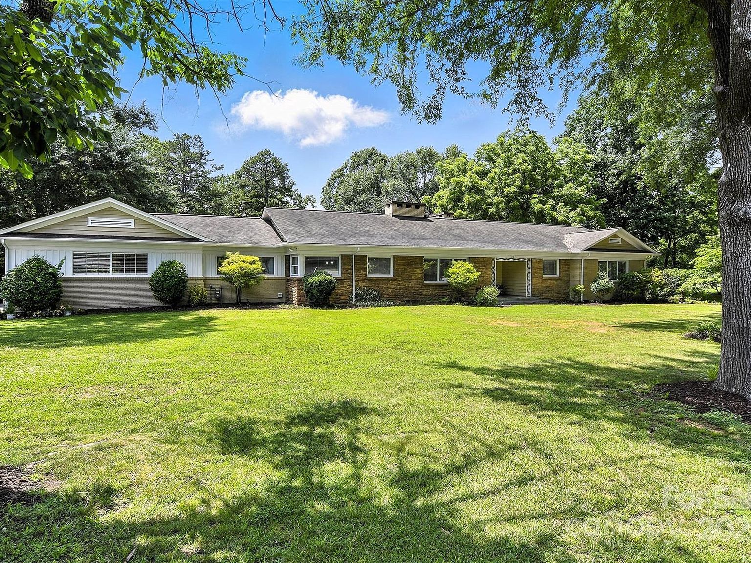 3127 N Center St Hickory, NC 28601 - Thumbnail 2