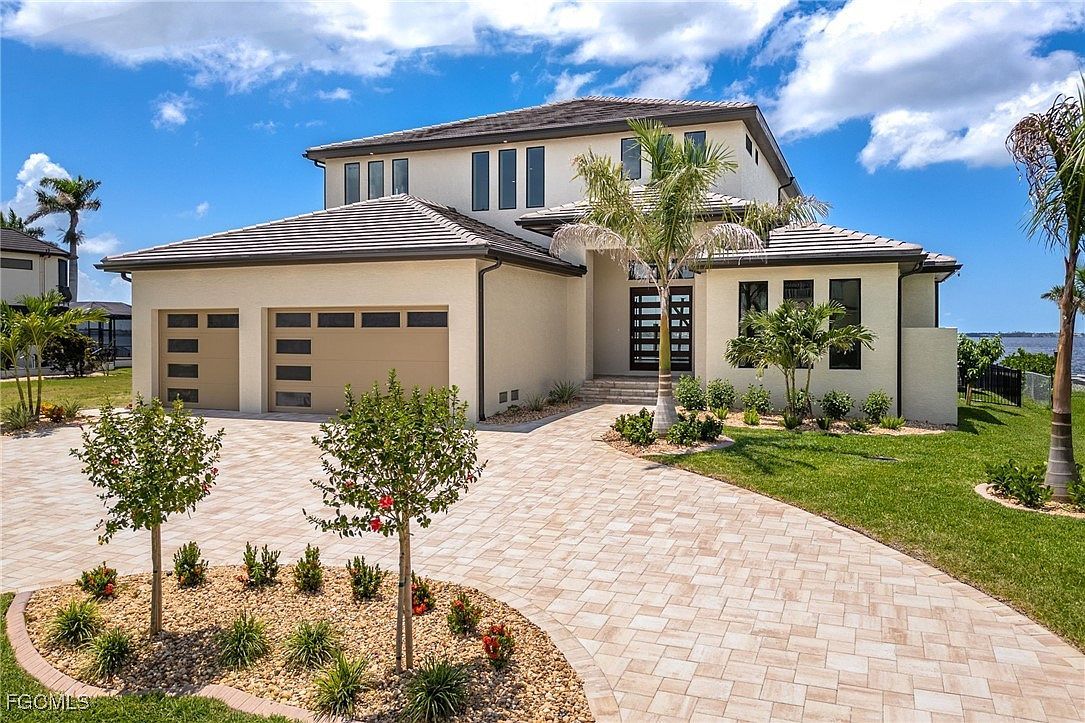 1024 Dolphin Dr Cape Coral, FL 33904 - Thumbnail 2