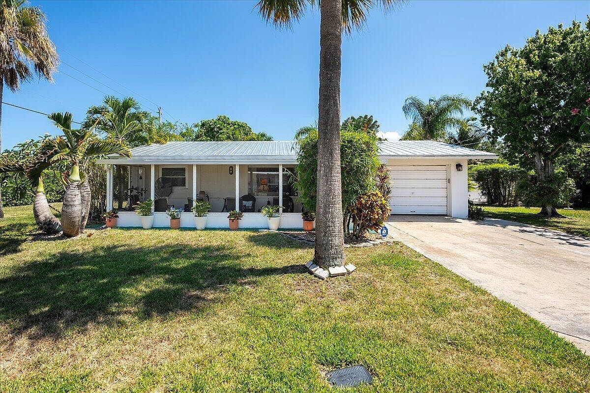 1180 NE Crescent St Jensen Beach, FL 34957 - Thumbnail 2