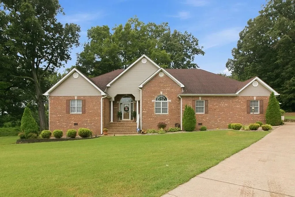 1305 Oakbrook Dr Paris, TN 38242, 38242
