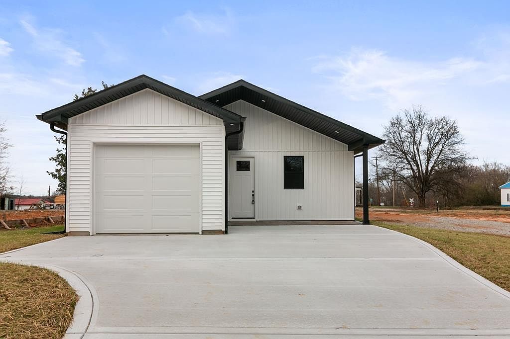 14 Warren St Paris, TN 38242, 38242