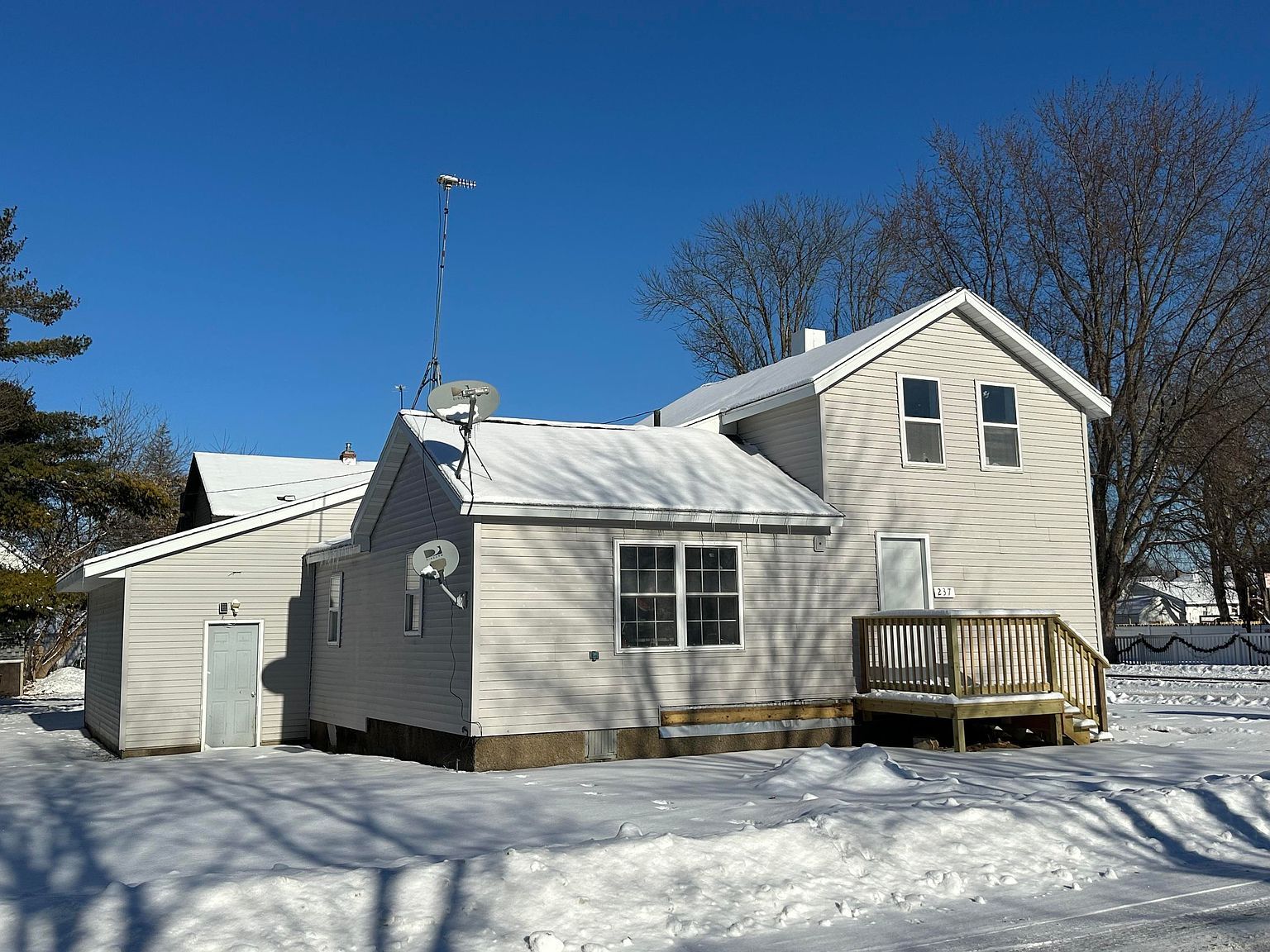 237 Center St Oconto, WI 54153 - Thumbnail 2