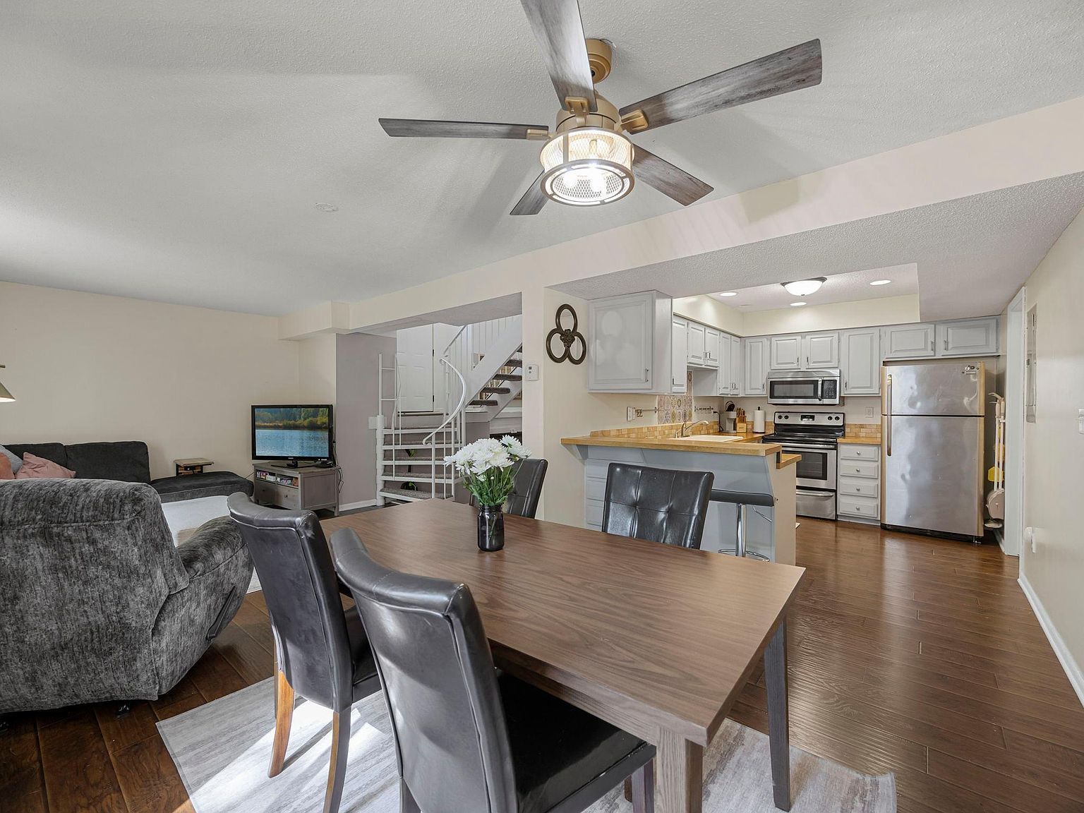 5527 E Bavarian Pass Minneapolis, MN 55432 - Thumbnail 2