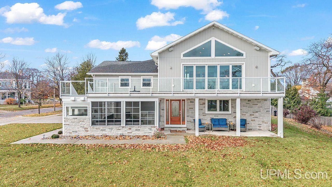 430 Lake Shore Dr Escanaba, MI 49829 - Thumbnail 2