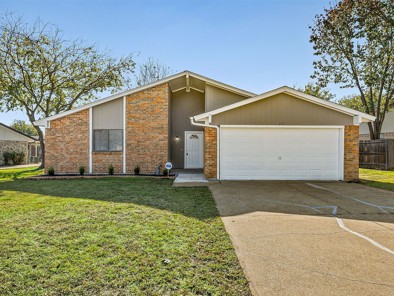 221 Asbury Dr Saginaw, TX 76179 - Thumbnail 2