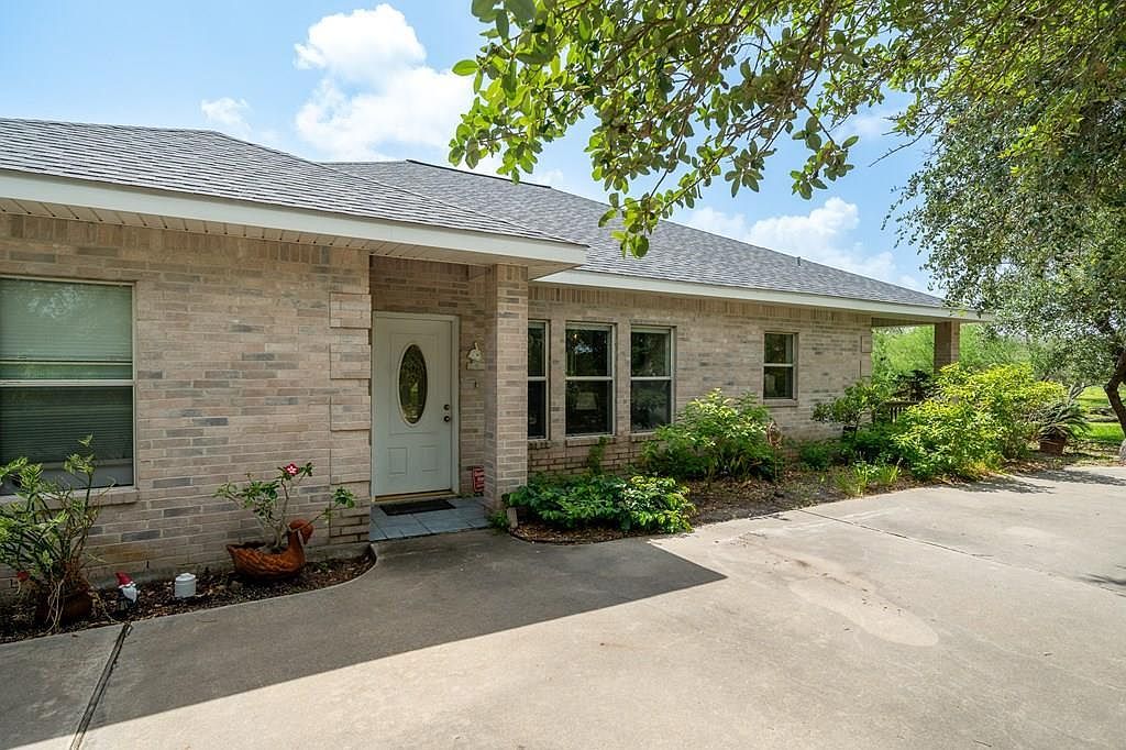 330 Spanishwoods Dr Rockport, TX 78382 - Thumbnail 2