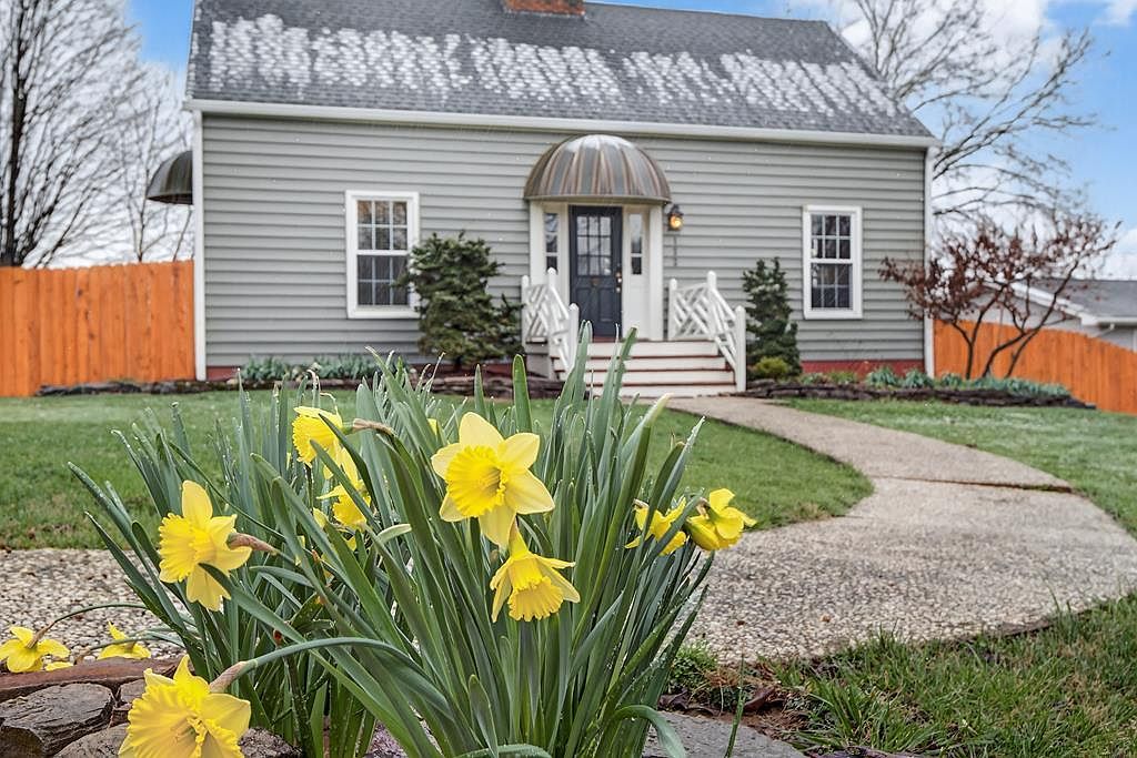 122 Stonewall Hts Abingdon, VA 24210  | Single Family