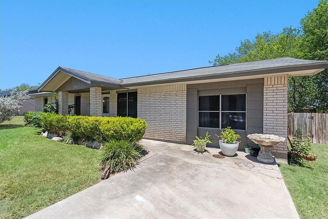 1304 Amy St George West, TX 78022 - Thumbnail 2