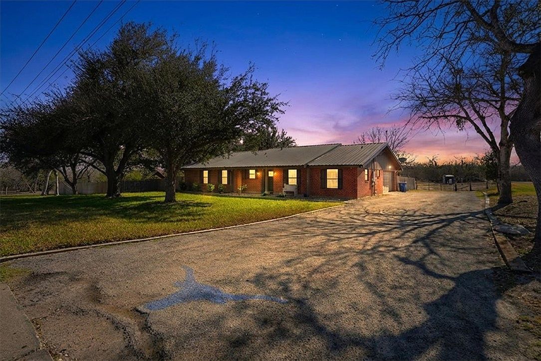 301 Lagarto Rd George West, TX 78022 - Thumbnail 2
