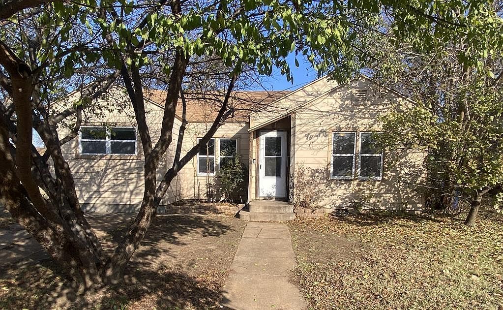 227 E California St Walters, OK 73572 - Thumbnail 2