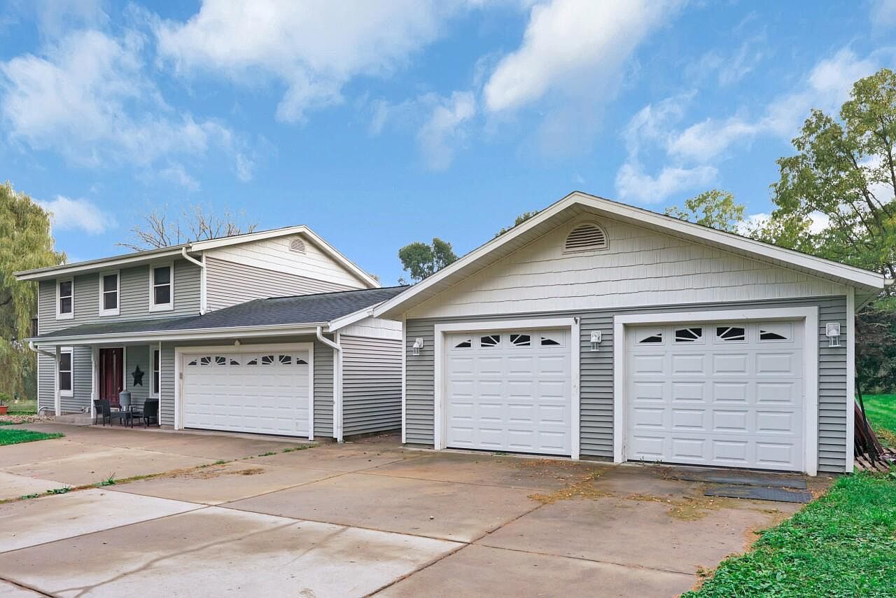 W2585 Long Meadow Dr Elkhorn, WI 53121 - Thumbnail 2