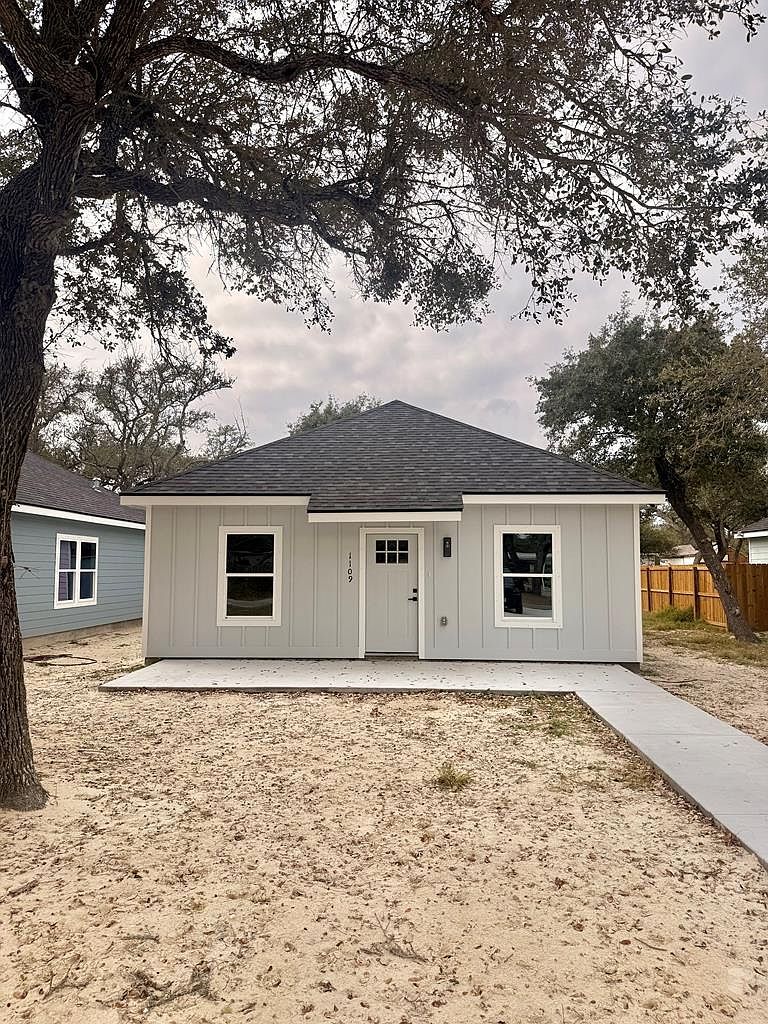 1109 N Ann St Rockport, TX 78382 - Thumbnail 2