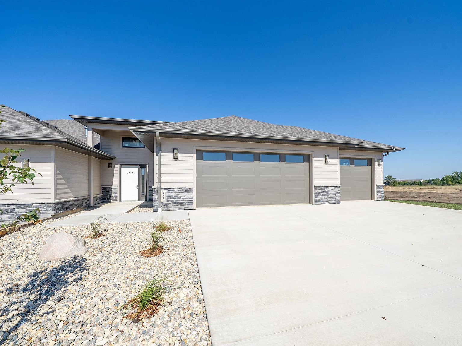 7812 E Bull Pine Trl Sioux Falls, SD 57110 - Thumbnail 2