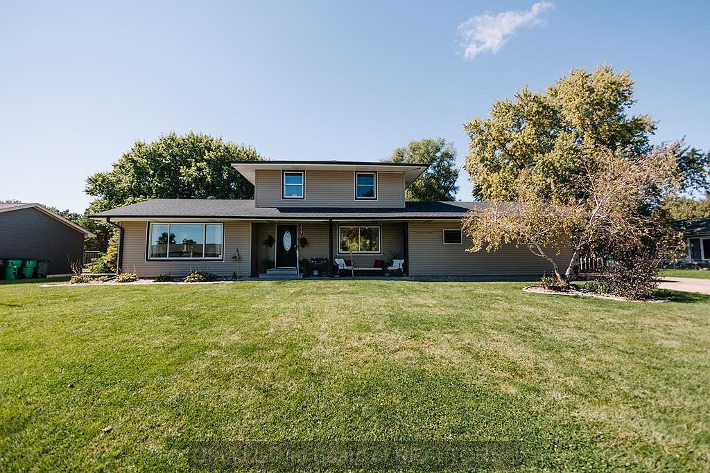 215 S 18th St Aurora, NE 68818 - Thumbnail 2