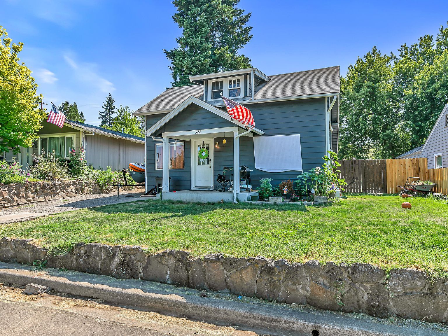 528 Pearl St Medford, OR 97504 - Thumbnail 2