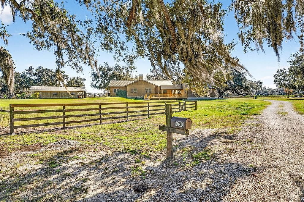 6750 Sutton Oaks Ln Zephyrhills, FL 33541 - Thumbnail 2