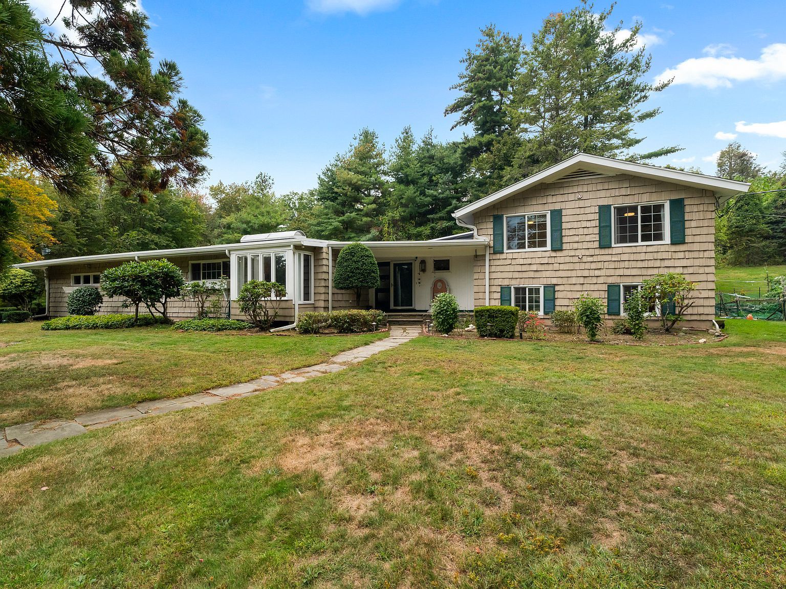 46 Tumblebrook Rd Woodbridge, CT 06525 - Thumbnail 2
