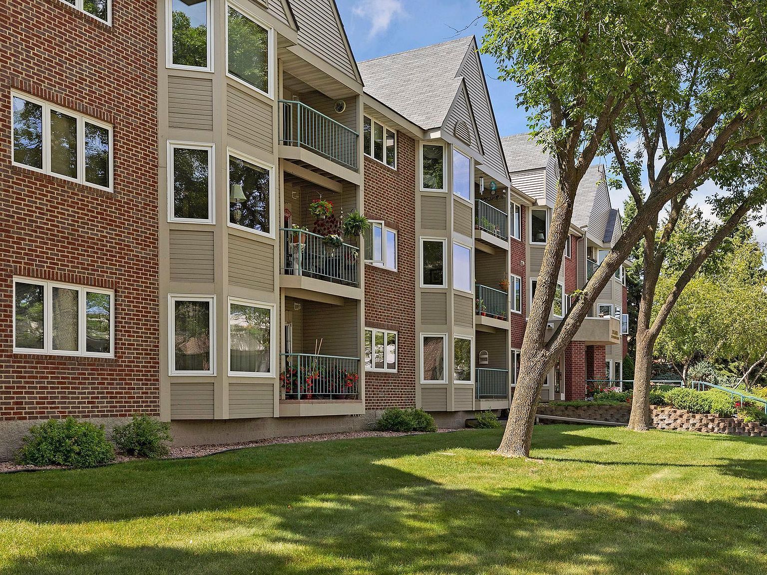 32 11th Ave S APT 303 Hopkins, MN 55343  | Condominium