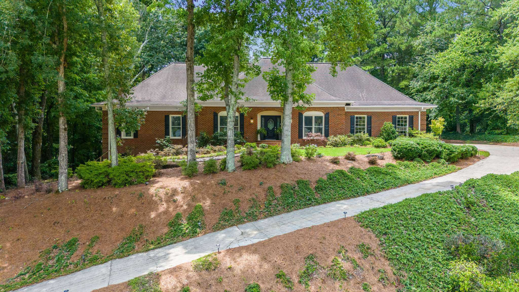 1040 Finnsbury Drive, Roswell, Georgia 30075, USA, 30075