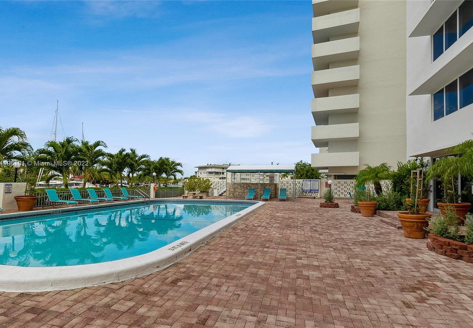 401 Golden Isles Dr APT 613 Hallandale, FL 33009  | Condominium