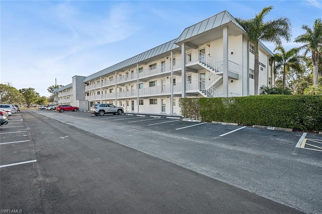 72 7th St S APT 305 Naples, FL 34102  | Condominium