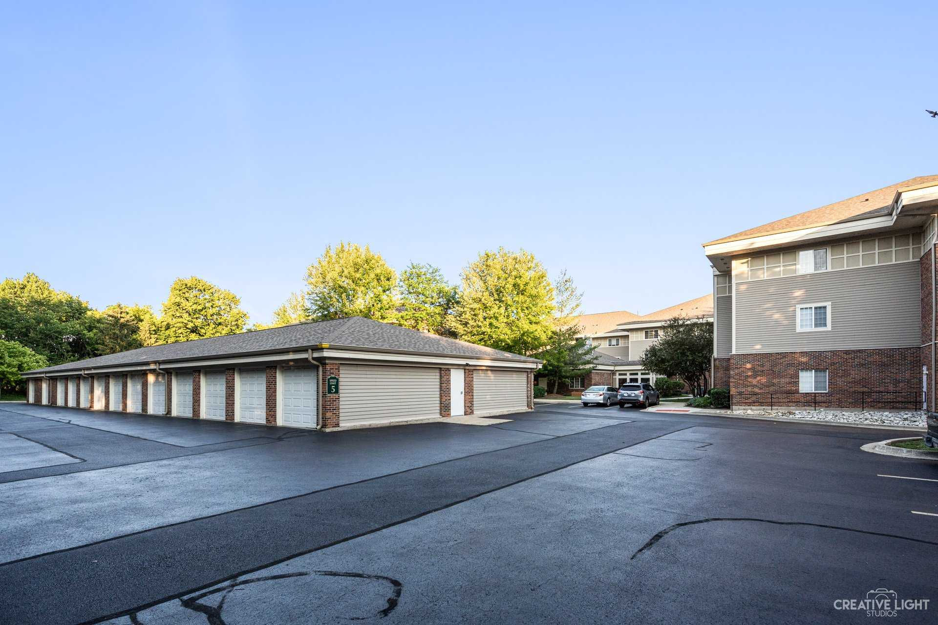 605 Barrington Avenue, East Dundee, IL, USA, 60118  | Condominium