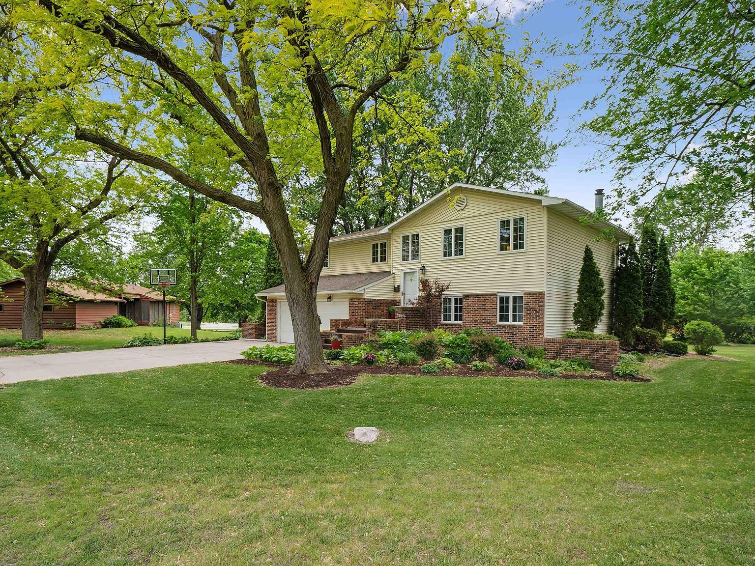 5 Hillside Dr E Oelwein, IA 50662 | Single Family