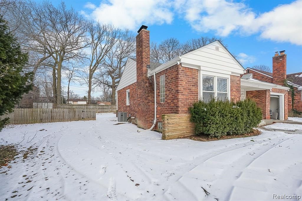 2368 Allard Ave Grosse Pointe Woods, MI 48236  | Single Family