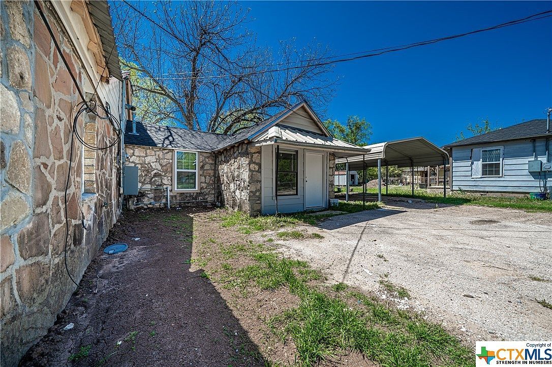 1115 W Main St Gatesville, TX 76528 | Single Family
