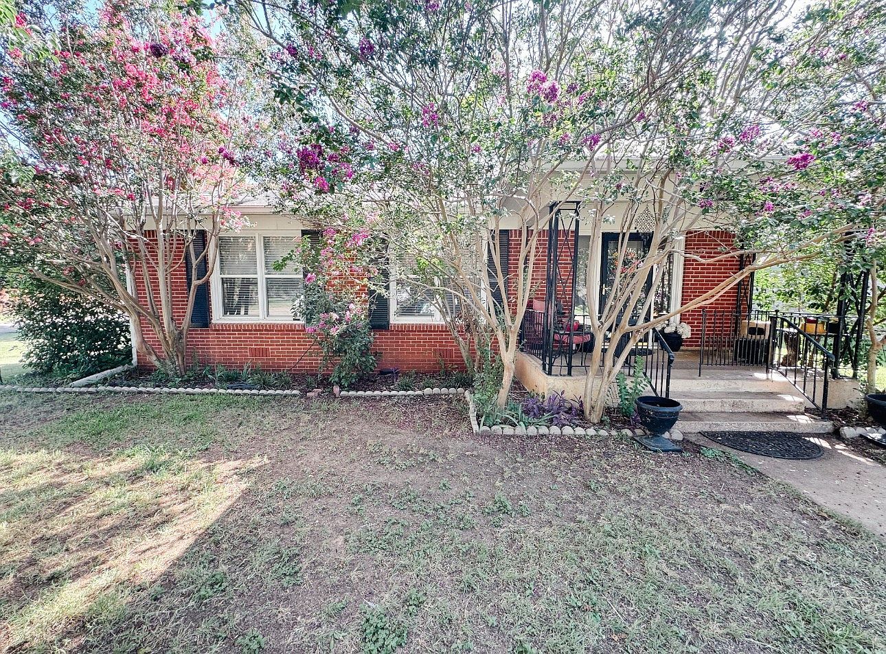 2209 10th St Brownwood, TX 76801 - Thumbnail 3