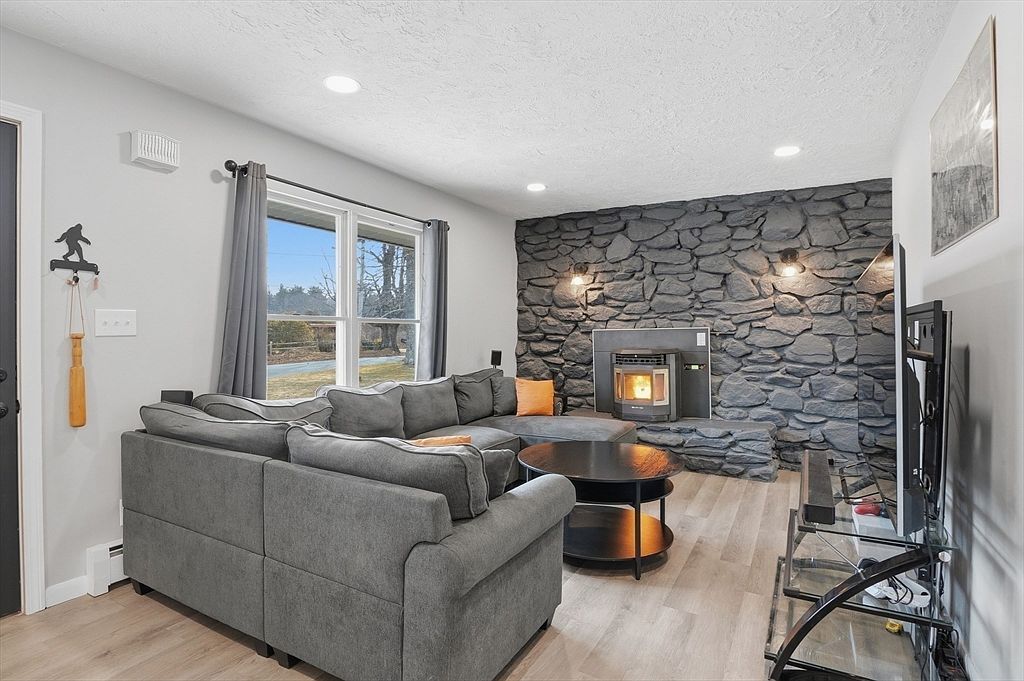 185 Davis Rd Westminster, MA 01473 - Thumbnail 3