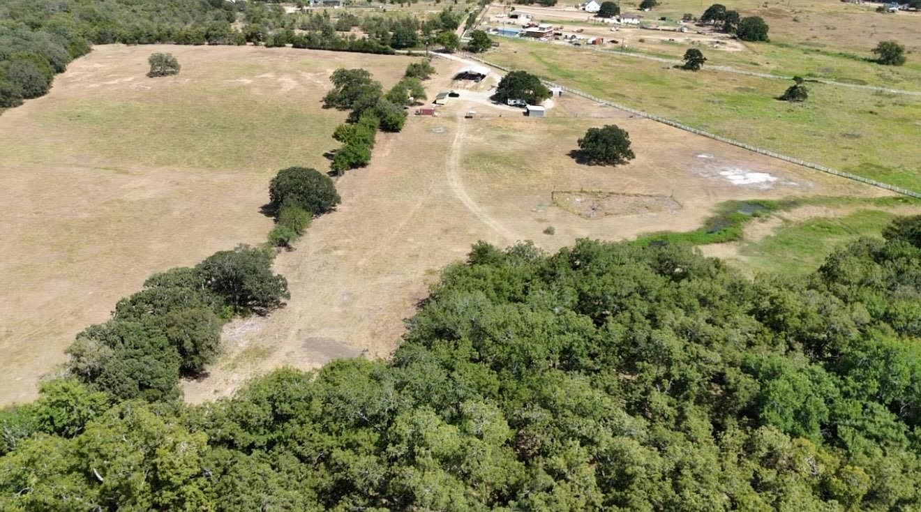 222 Powell Ln Elgin, TX 78621 - Thumbnail 3