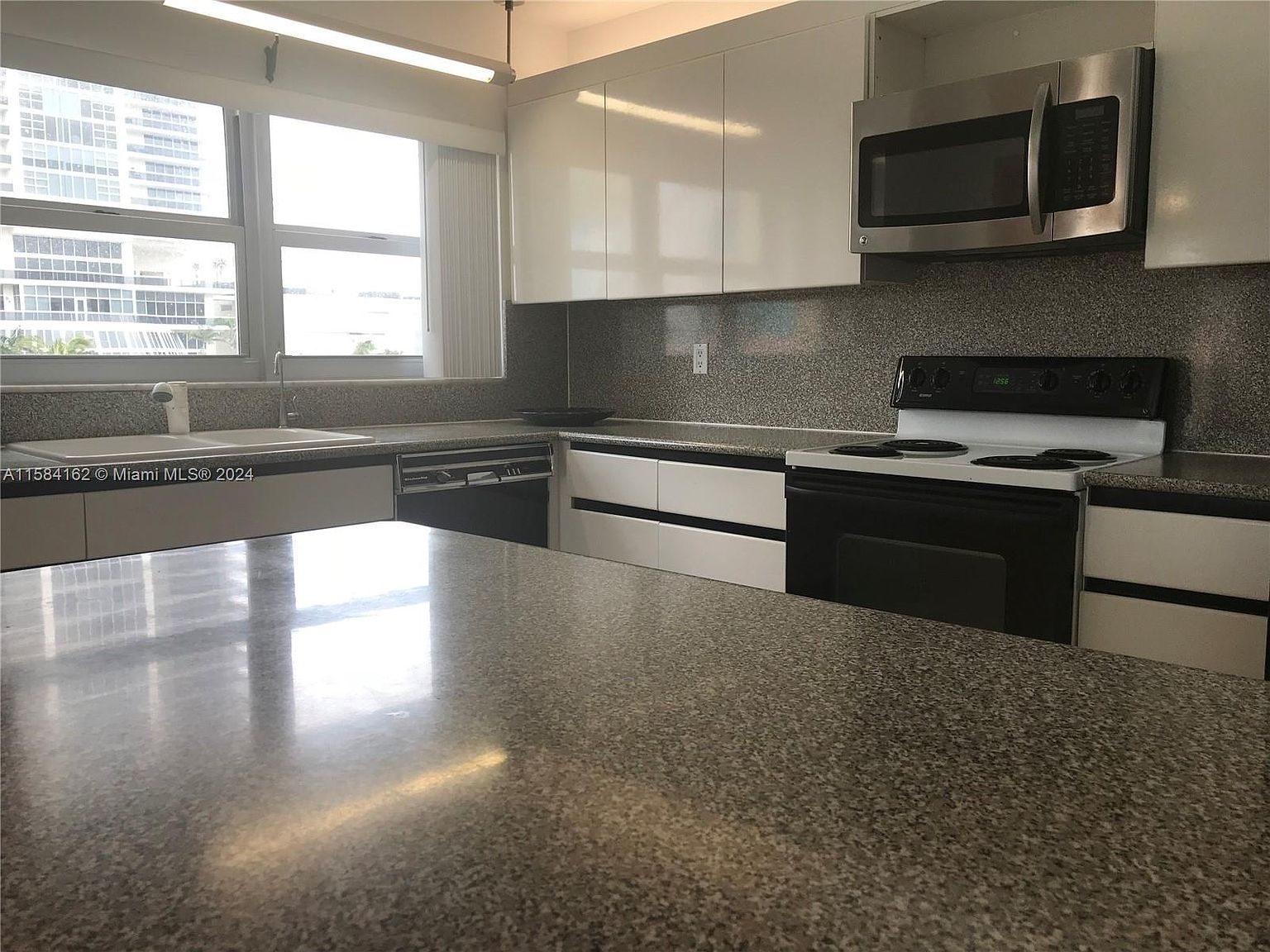 1825 S Ocean Dr APT 401 Hallandale, FL 33009 - Thumbnail 3