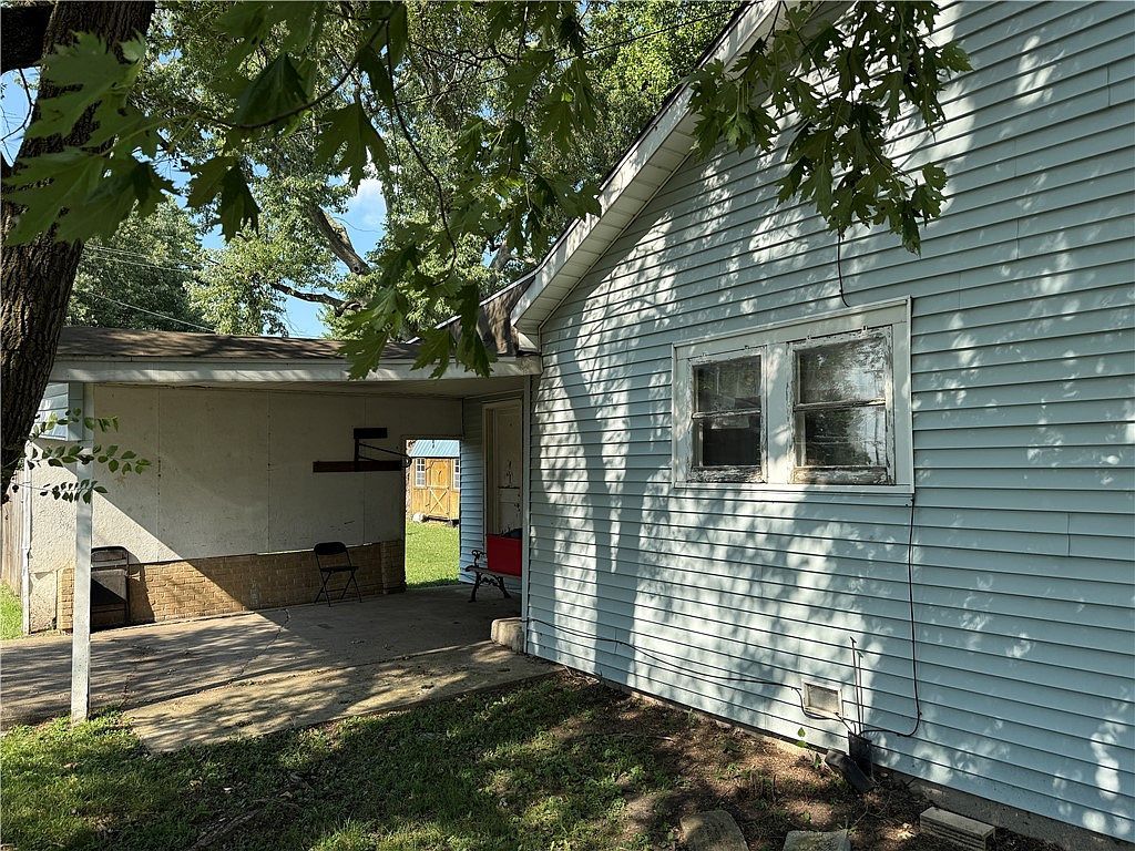 617 W Washington St Paris, IL 61944 - Thumbnail 3