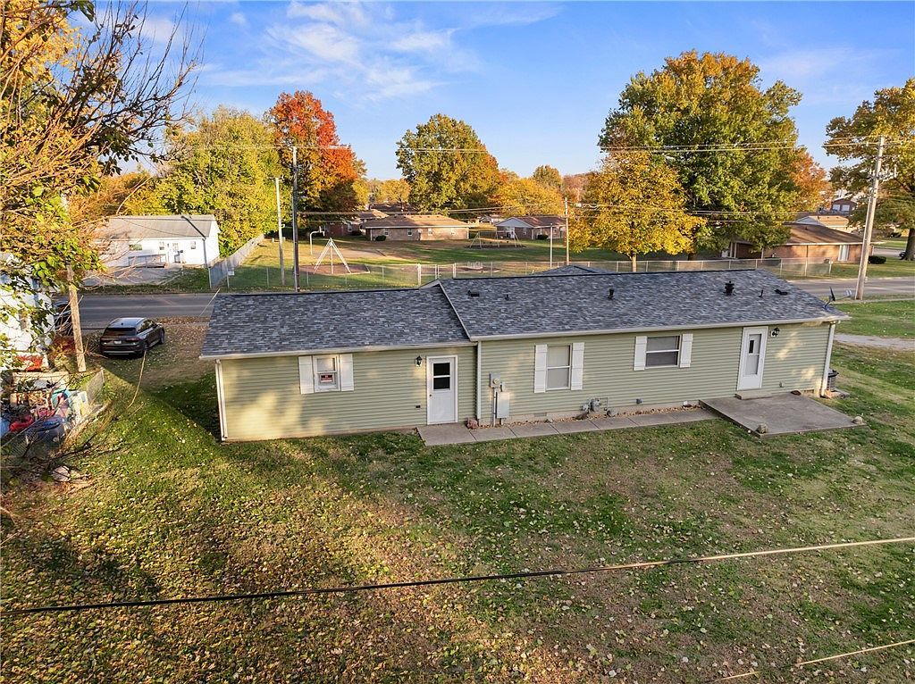 225 S High St Paris, IL 61944 - Thumbnail 3