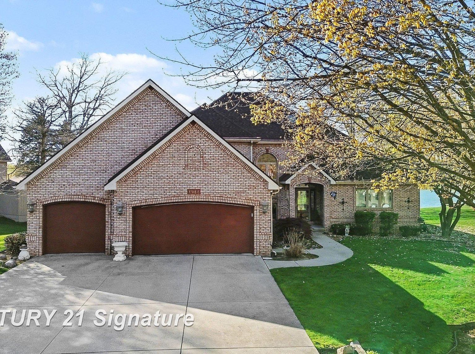 1944 Lake Circle Dr E Saginaw, MI 48609 - Thumbnail 3