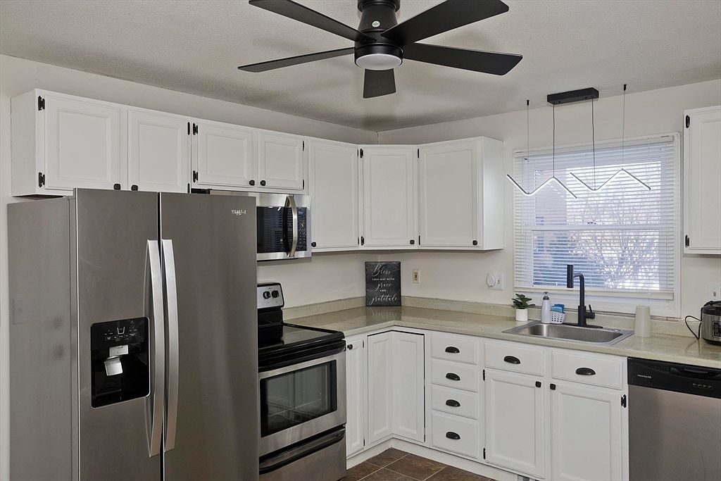 60 Chapin St APT D Holyoke, MA 01040 - Thumbnail 3