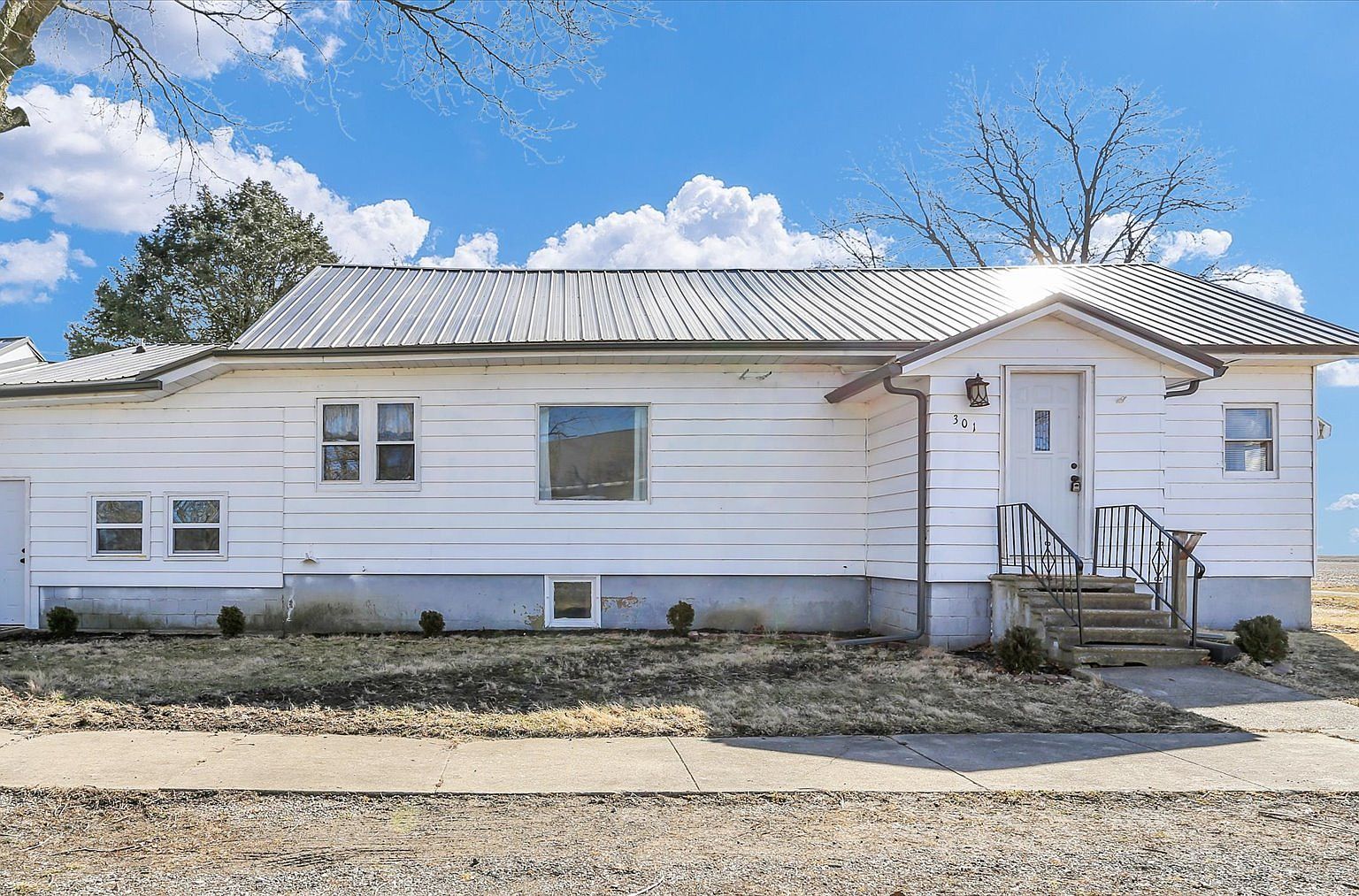 301 S Douglas St Villa Grove, IL 61956 - Thumbnail 3