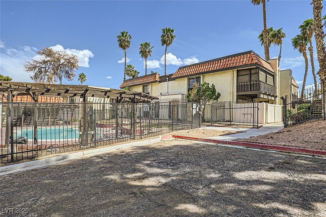 1420 Vegas Valley Dr APT 22 Las Vegas, NV 89169 - Thumbnail 3