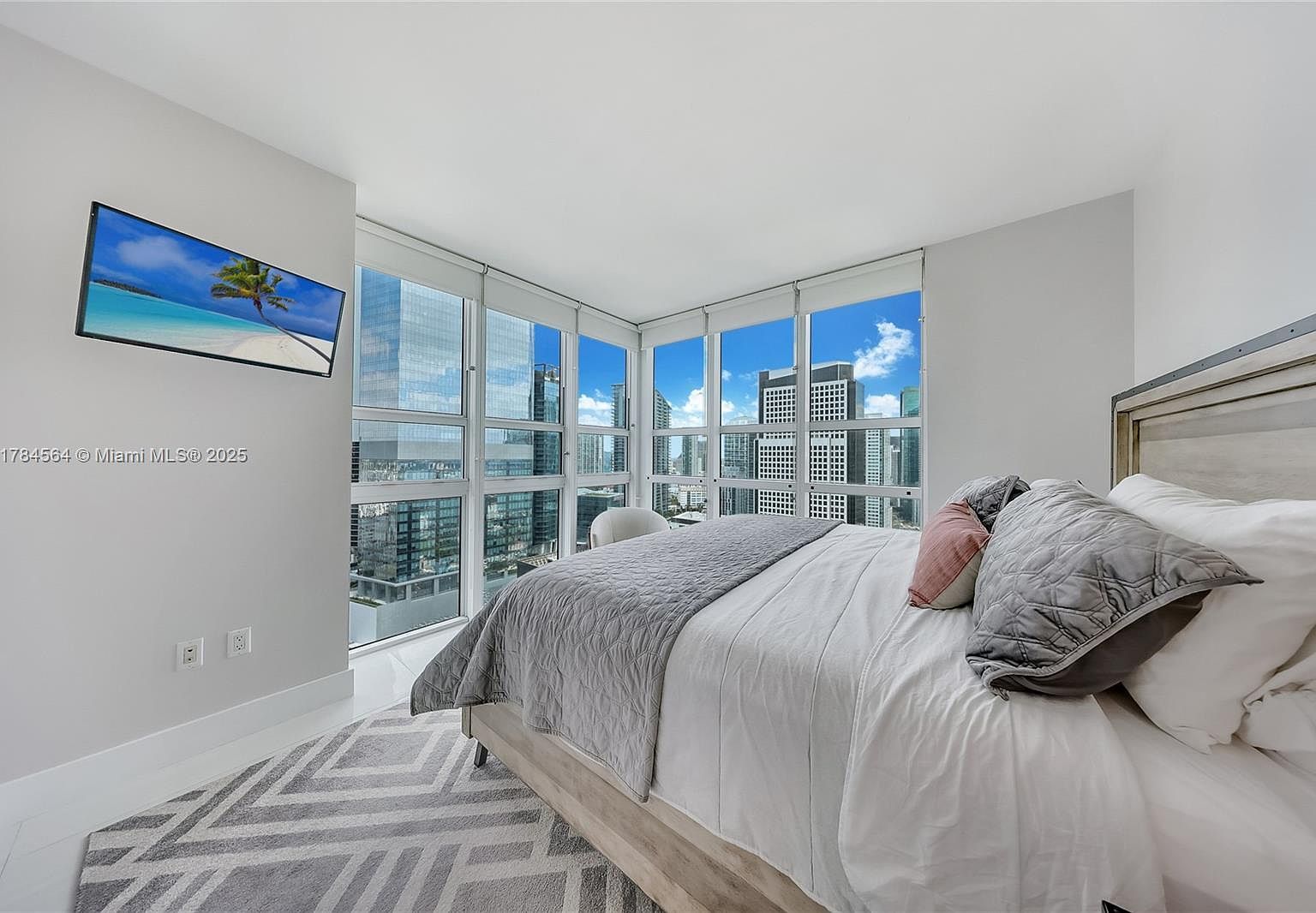 951 Brickell Ave APT 3201 Miami, FL 33131 - Thumbnail 3