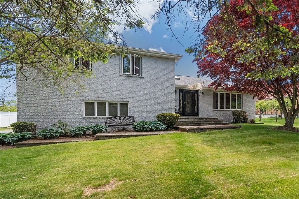 394 Lees River Ave Somerset, MA 02725 - Thumbnail 3