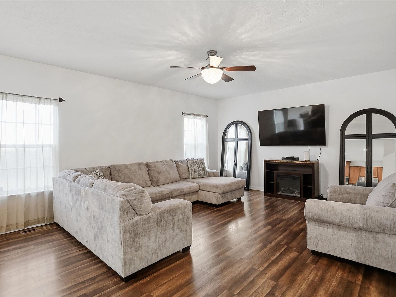 556 Dietz Dr Greenwood, IN 46143 - Thumbnail 3