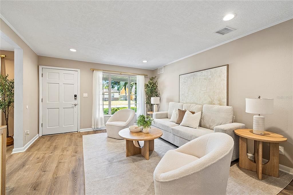 815 W Lowry Ln Tampa, FL 33604 - Thumbnail 3