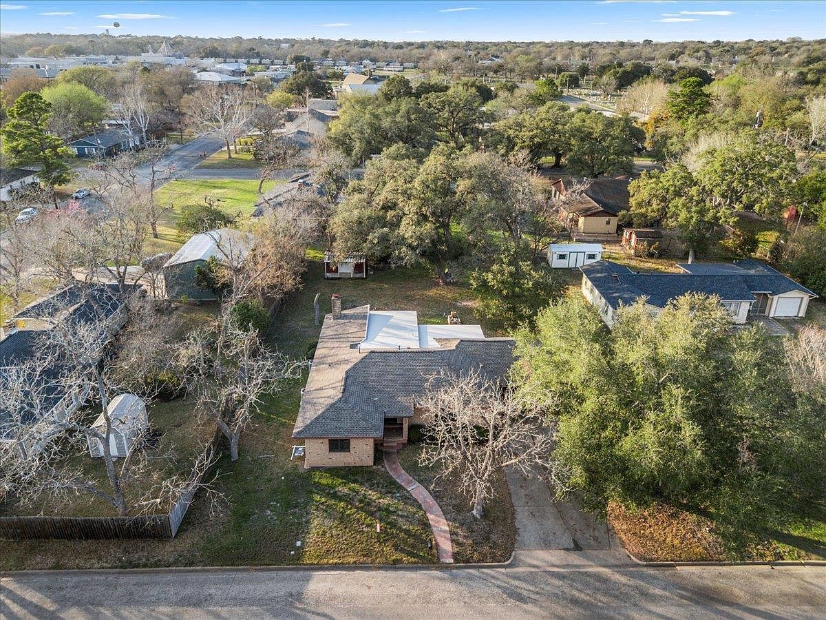 927 E Walnut St La Grange, TX 78945 - Thumbnail 3