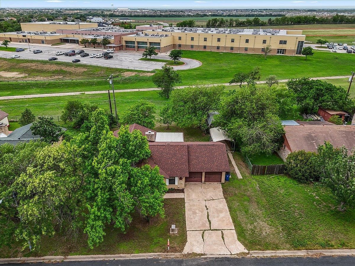 310 McClendon Dr Elgin, TX 78621 - Thumbnail 3