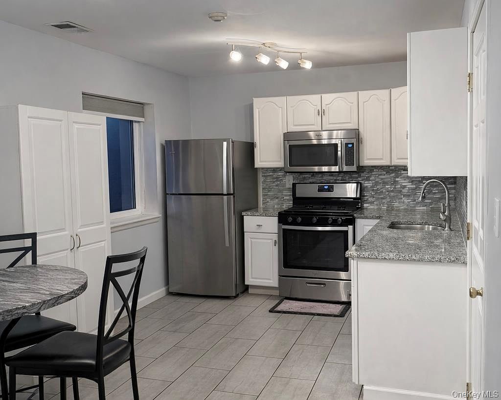 83 Gauguin Ct #83 Middle Island, NY 11953 - Thumbnail 3