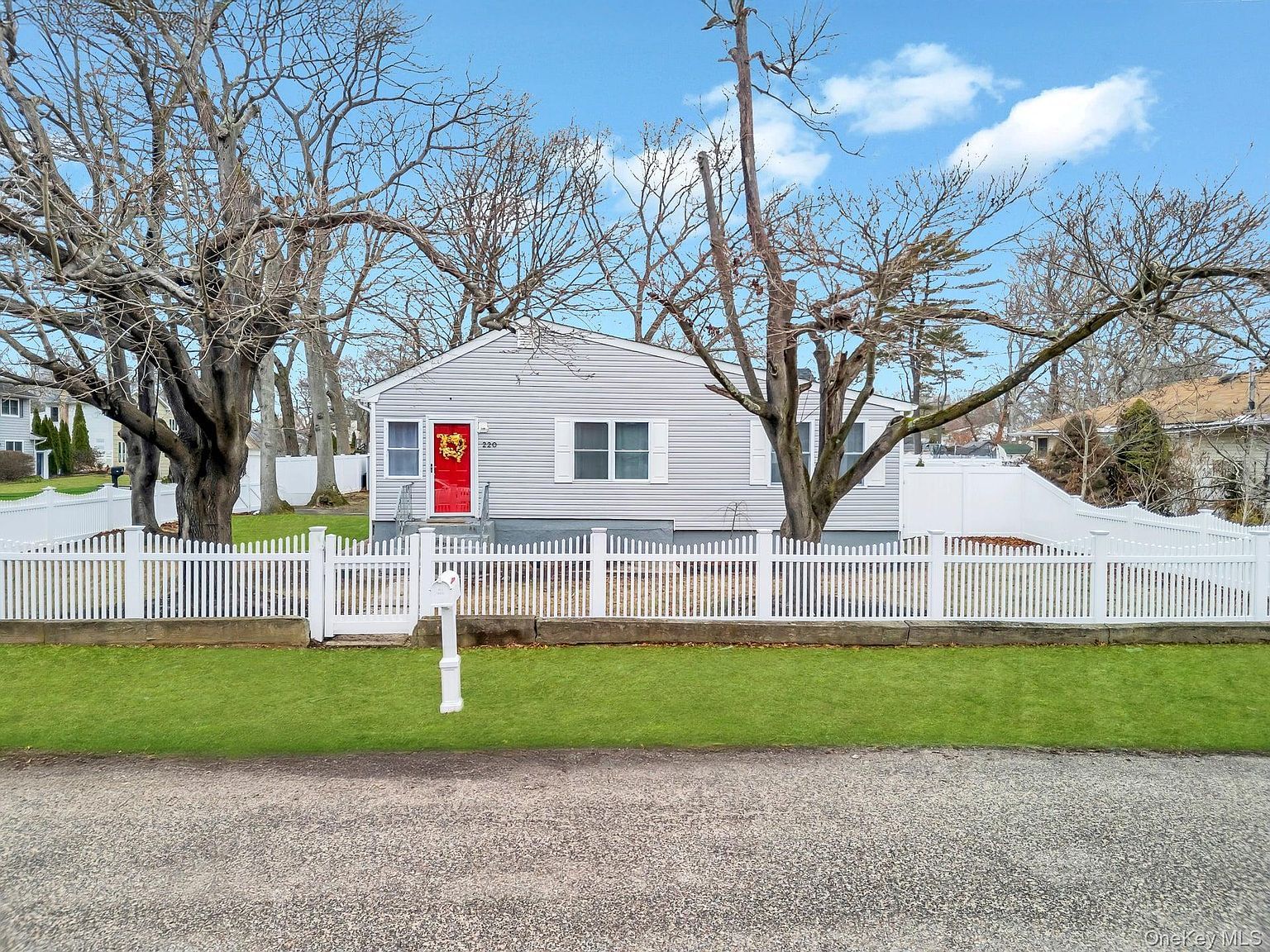 220 Woodycrest Dr Holtsville, NY 11742 - Thumbnail 3